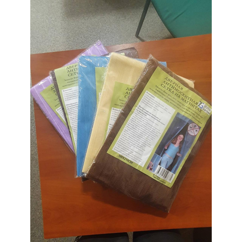 Дверна антимоскітна сітка на магнітах коричнева і бордо 2х50 на 210 Дверна антимоскітна сітка на магнітах коричнева і бордо 2х50 на 210