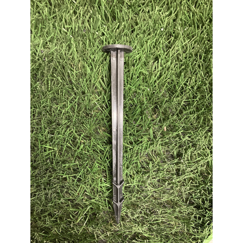 Кілок для кріплення агроволокна, геотекстилю, плівки та інших покривних матеріалів на поверхні ґрунту. Кілок для кріплення агроволокна, геотекстилю, плівки та інших покривних матеріалів на поверхні ґрунту.